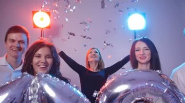Yeni yıl 2020 kavramı. Gençlerin grup numarası balon, konfeti ile duş holding neşeli