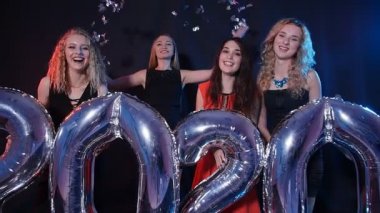 Mutlu yeni yıl kavramı. Grup Genç kadını eğleniyor ve daha büyük sayı 2020 holding