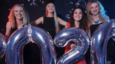 Mutlu yeni yıl kavramı. Grup Genç kadını eğleniyor ve daha büyük sayı 2020 holding