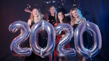 Mutlu yeni yıl kavramı. Grup Genç kadını eğleniyor ve daha büyük sayı 2020 holding