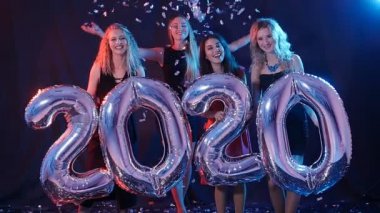 Mutlu yeni yıl kavramı. Grup Genç kadını eğleniyor ve daha büyük sayı 2020 holding