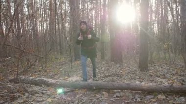 Yürüyüş ve kavram Backpacking. Fiyatı - adam ormanda hiking. Doğada açık havada beyaz genç adam.