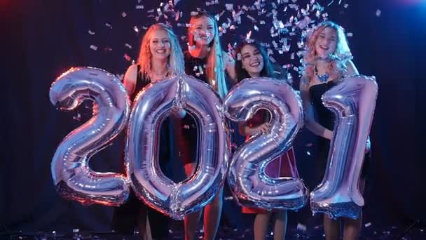 Feliz Año Nuevo concepto. Grupo de mujeres jóvenes se divierten y la celebración de números más grandes 2021 — Vídeos de Stock