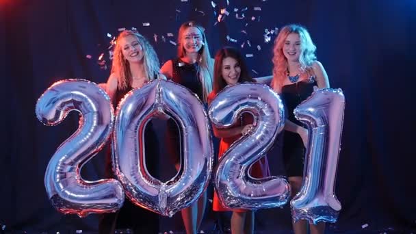 Feliz Año Nuevo concepto. Grupo de mujeres jóvenes se divierten y la celebración de números más grandes 2021 — Vídeo de stock