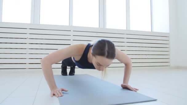 Pojęcie Sportu Fitness Domu Młoda Kobieta Slim Ćwiczeń Fitness Białe — Wideo stockowe