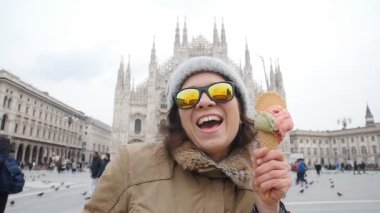 Seyahat kavramı. Mutlu beyaz olan kadın dondurma Duomo Meydanı, Milano, İtalya.