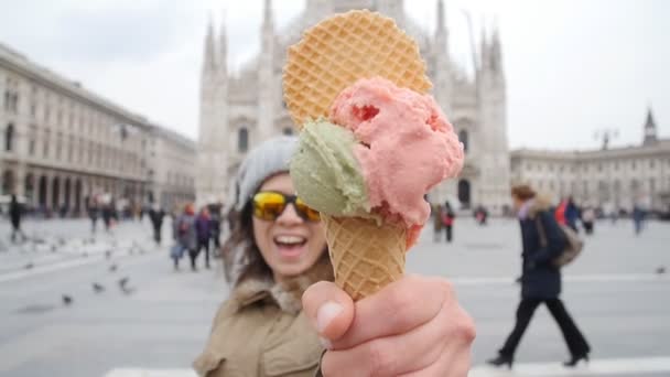 Travel concept. Young happy woman with ice cream on the Duomo Square in Milan, Italy. — Stock Video