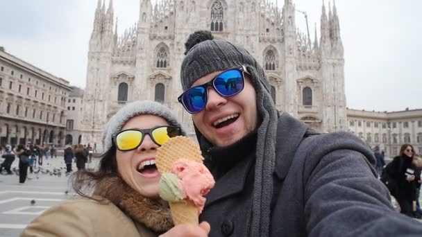 Ζευγάρι Λήψη Αυτοπροσωπογραφία Πλατεία Duomo Στο Μιλάνο Ταξιδεύοντας Και Σχέση — Αρχείο Βίντεο