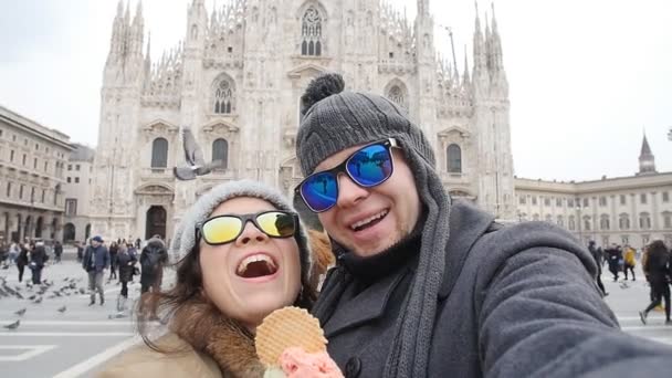 Jonge gelukkige paar nemen Zelfportret op het plein van de Duomo in Milaan. Reizen en relatie concept — Stockvideo