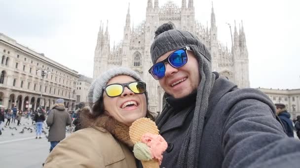 Unga lyckliga paret tar självporträtt i Piazza Duomo i Milano. Resor och relation koncept — Stockvideo