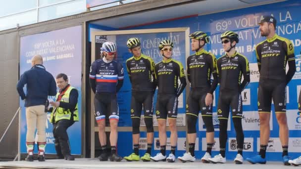 OROPESA DEL MAR, SPANIA 31 IANUARIE 2018: Bicicliștii participă la cursa de biciclete de start de la La Vuelta pe 31 ianuarie 2018 la Oropesa Del Mar, Spania — Videoclip de stoc