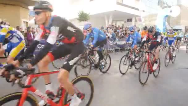 OROPESA DEL MAR, ESPANHA - JANEIRO 31, 2018: Os ciclistas participam da corrida de bicicleta de largada em La Vuelta em 31 de janeiro de 2018 em Oropesa Del Mar, Espanha — Vídeo de Stock