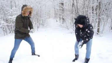 Having fun kış çift açık havada karda oynarken. Kış ve Noel kavramı