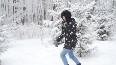 Kış genç çift eğleniyor açık havada karda oynarken. Kış ve Noel kavramı