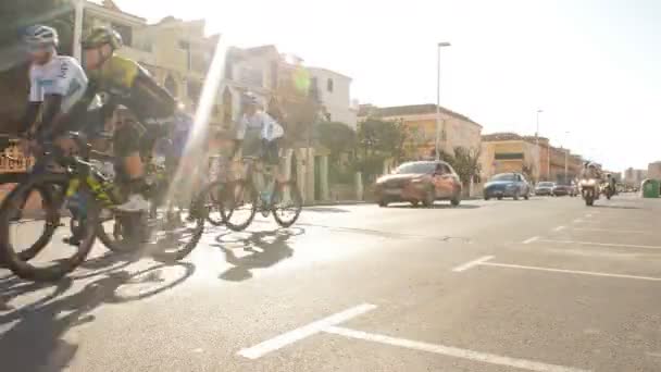 OROPESA DEL MAR, ESPANHA - JANEIRO 31, 2018: Os ciclistas participam da corrida de bicicleta de largada em La Vuelta em 31 de janeiro de 2018 em Oropesa Del Mar, Espanha — Vídeo de Stock