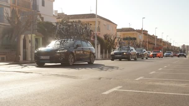 Oropesa-дель-Мар, Іспанія - 31 січня 2018: Велосипедисти брати участь у початок велогонки в Ла Vuelta на 31 січня 2018 в Oropesa дель Мар, Іспанія — стокове відео
