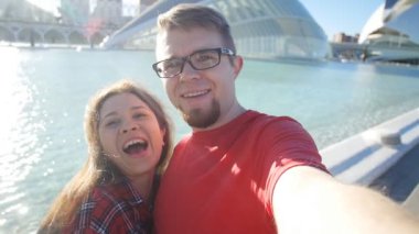 Genç çift selfie fotoğraf Valencia, İspanya yapma. Seyahat ve tatil kavramı