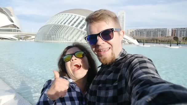 Молода пара, роблячи selfie фото в Валенсія, Іспанія. Подорожі та відпочинок концепції — стокове відео