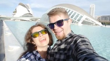 Genç çift selfie fotoğraf Valencia, İspanya yapma. Seyahat ve tatil kavramı