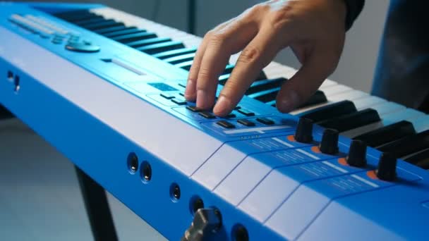 Concepto de música y conciertos en vivo. Manos de músico tocando el teclado en concierto — Vídeo de stock