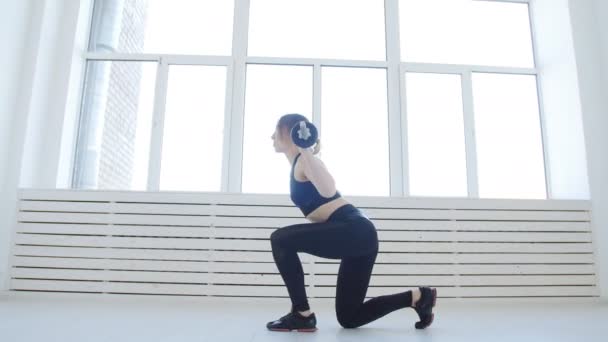 Home Fitness Concept Jonge Vrouw Met Een Barbell Doet Oefeningen — Stockvideo