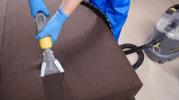 Έννοια του καθαρισμού στο διαμέρισμα και γραφείο. Στεγνό καθάρισμα εργαζόμενος Απομάκρυνση ρύπων από καναπέ σε εσωτερικούς χώρους — Αρχείο Βίντεο