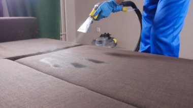Daire ve ofis temizlik kavramı. Kuru temizleme işçisi kir kanepe kapalı kaldırma