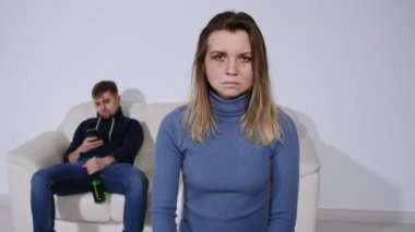 Aile içi şiddet kavramı. Dur işareti gösterilen Yüzünde morluklar kötüye genç kadınla