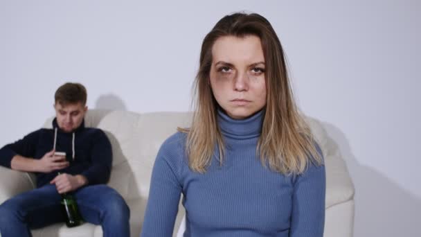 Konsep kekerasan dalam rumah tangga. Wanita muda yang tersiksa dengan memar di wajahnya menunjukkan tanda berhenti — Stok Video