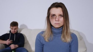 Aile içi şiddet kavramı. Dur işareti gösterilen Yüzünde morluklar kötüye genç kadınla