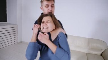 Aile içi şiddet kavramı. Çatışma bir genç erkek ve kadın