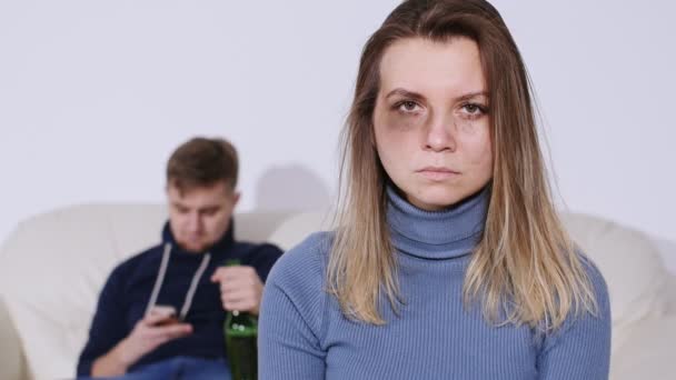 Konsep kekerasan dalam rumah tangga. Wanita muda yang tersiksa dengan memar di wajahnya menunjukkan tanda berhenti — Stok Video