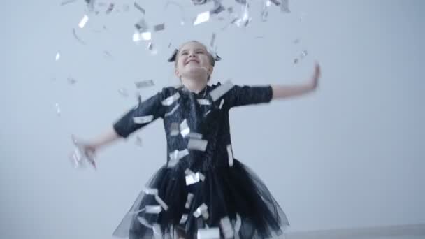 Concept Vacances Fête Bonne Petite Fille Jetant Des Confettis Intérieur — Video