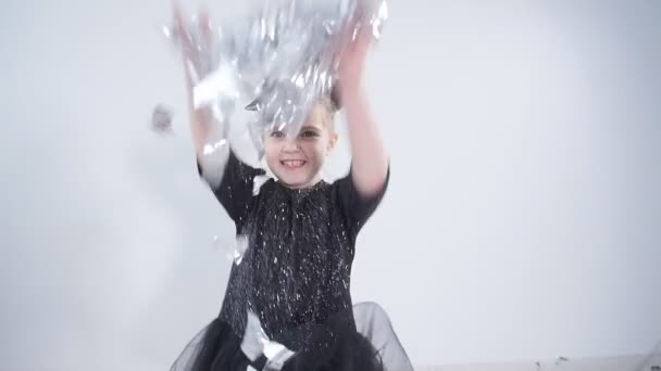 Conceito de férias e festa. Menina feliz jogando confete — Vídeo de Stock