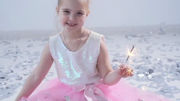 Koncepcja partii i wakacje. Szczęśliwa dziewczynka w brylant sukienkę w białe wnętrza — Wideo stockowe