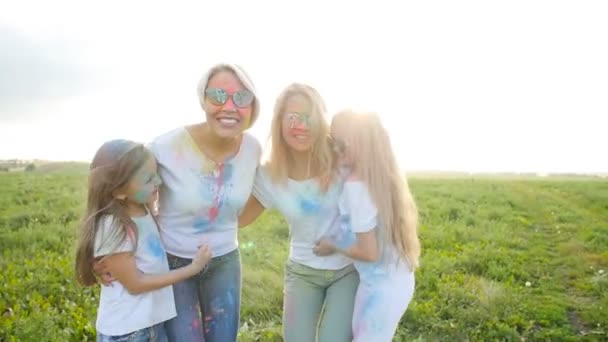 Boldog anyák gyerekekkel birtoklás móka-val színes por-holi fesztivál színek — Stock videók