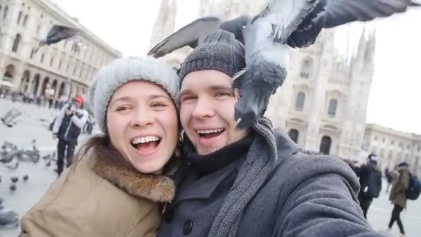Glückliches Paar beim Selbstporträt mit Taube. Reise- und Beziehungskonzept — Stockvideo