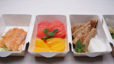 Sağlıklı gıda teslim kavramı. Doğal organik fitness beslenme diyet beyaz bir tablo için