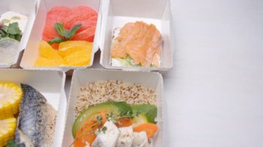 Sağlıklı gıda teslim kavramı. Doğal organik fitness beslenme diyet beyaz bir tablo için