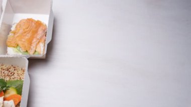 Sağlıklı gıda teslim kavramı. Doğal organik fitness beslenme diyet beyaz bir tablo için