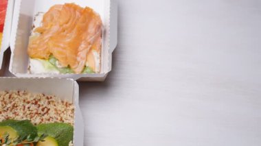 Sağlıklı gıda teslim kavramı. Doğal organik fitness beslenme diyet beyaz bir tablo için