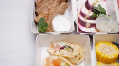 Sağlıklı gıda teslim kavramı. Doğal organik fitness beslenme diyet beyaz bir tablo için