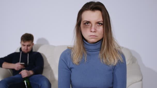 Зловживання Молода жінка з синцями на її обличчі показує знак зупинки — стокове відео