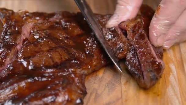 Conceito de cozinha. Corte de suporte de carne em uma placa de madeira — Vídeo de Stock