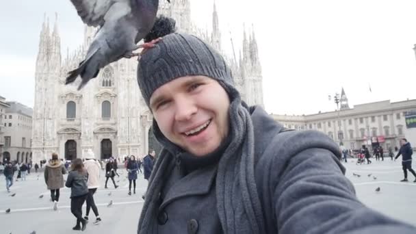 Conceito de viagem, férias e férias de inverno - Jovem feliz tirar foto selfie com pombos engraçados na frente da Catedral Duomo Milão — Vídeo de Stock
