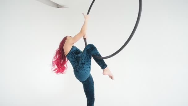 Begreppet dans och akrobatik. Ung kvinna i aerial hoop på vit bakgrund — Stockvideo