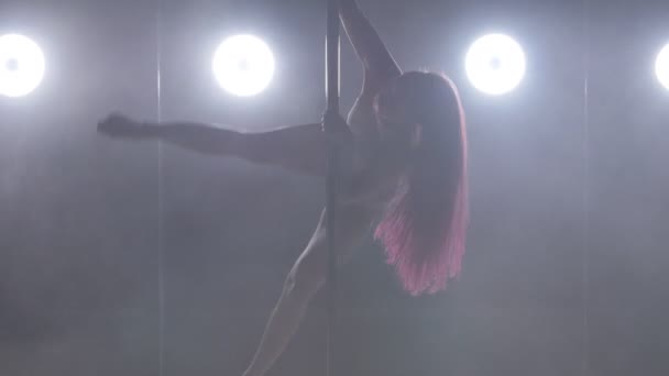 Concepto Baile Sexy Mujer Pole Bailando Interior Oscuro Con Luces — Vídeos de Stock