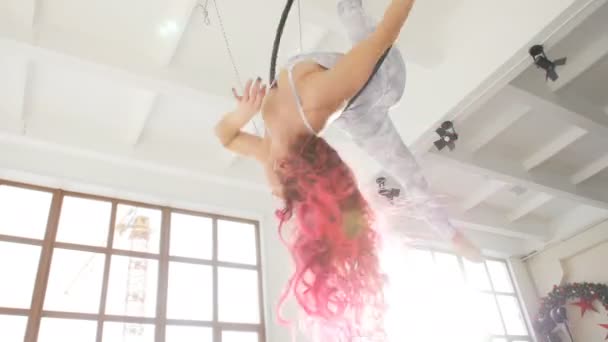 Concept de danse et d'acrobatie. Jeune femme dans le cerceau aérien sur un fond blanc — Video