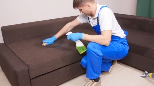 Conceito de limpeza. Trabalhador de limpeza a seco removendo sujeira de móveis estofados — Vídeo de Stock