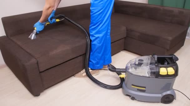 清浄度の概念。布張りの家具から汚れを除去するドライ クリーニング ワーカー — ストック動画